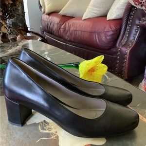 Aquatalia Pasha Black Italian Leather Pumps size 8.5